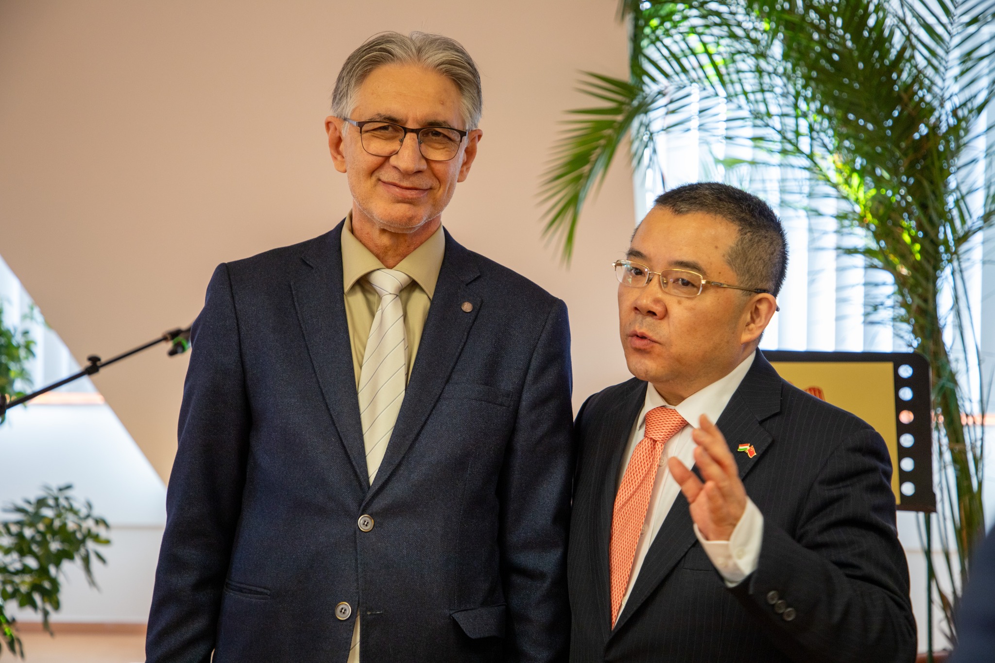 Dr. Gémesi György ihgazgató úr és Gong Tao Nagyköbvet Úr